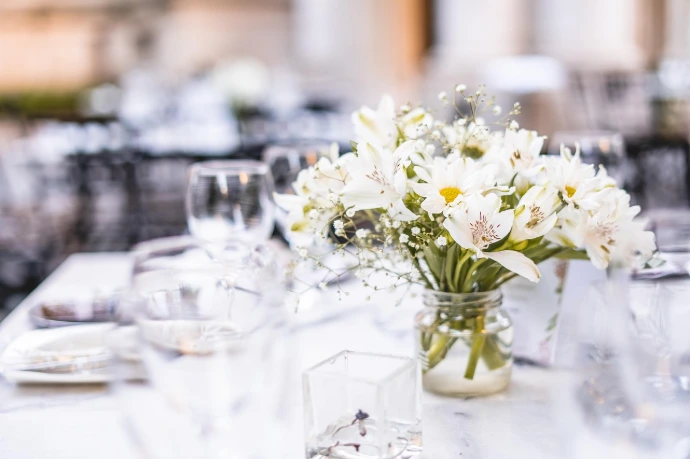 blanches	Centre de table mariage avec fleurs blanches et gypsophile.